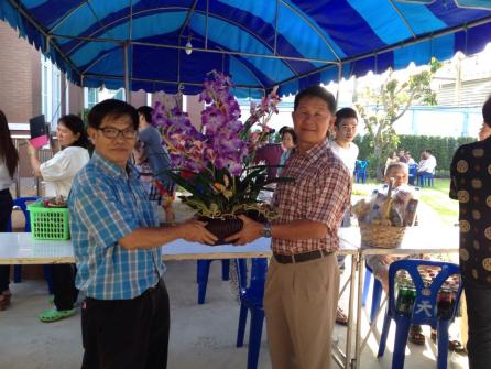 กรรมการ คุณพรเทพ  ตั้งสุวรรณศรี มอบกระเช้าดอกไม้ แสดงความยินดีกับทางลูกค้างานทำบุญขึ้นบ้านใหม่
